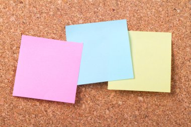 cork board üzerinde yapışkan mesajları