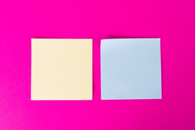 pembe bir arka plan üzerinde yapışkan mesajları