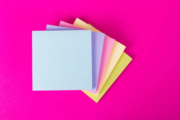 Kleverige posten op roze achtergrond — Stockfoto