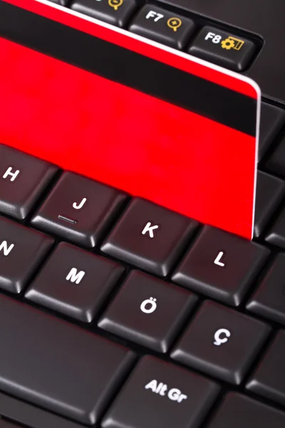 Kreditkort på tangentbordet — Stockfoto