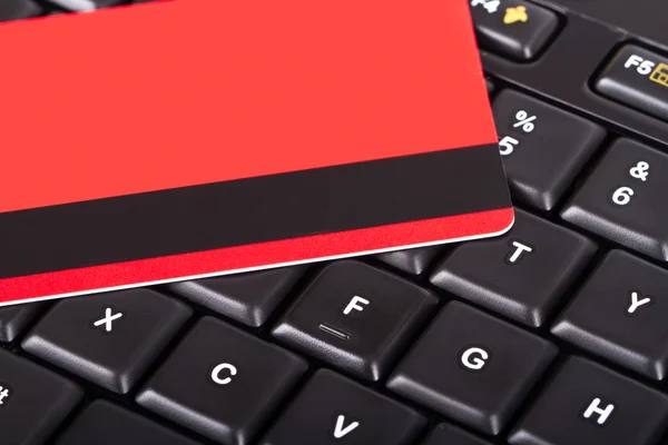 Кредитная карта на клавиатуре — стоковое фото
