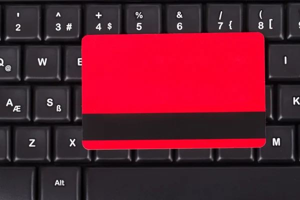Кредитна картка на клавіатурі — стокове фото