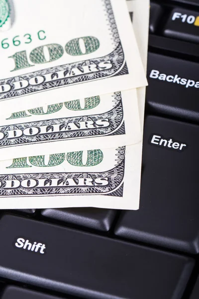 Dollar biljetten op toetsenbord — Stockfoto