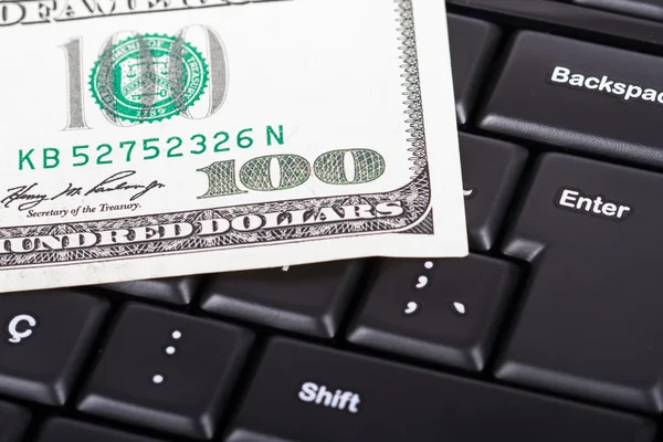Billete de dólar en teclado — Foto de Stock