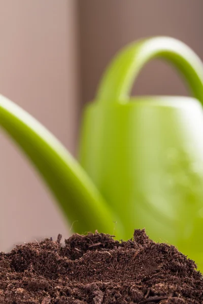 Haufen Erde mit grünem Wasser — Stockfoto