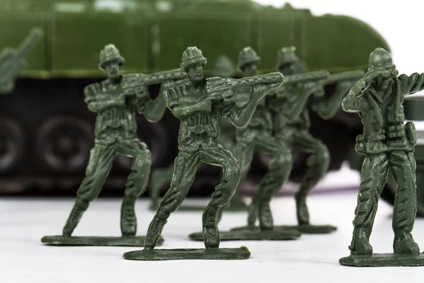 Soldados de juguete en miniatura y tanque —  Fotos de Stock