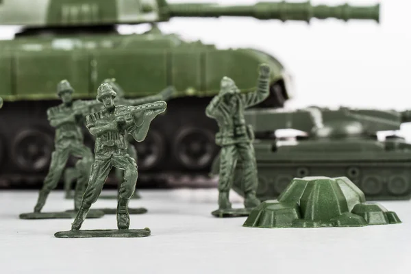 Soldados de brinquedo miniatura e tanque — Fotografia de Stock