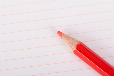 defter üzerinde kırmızı kalem