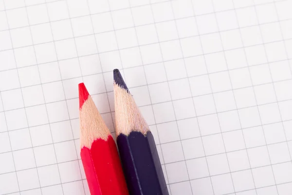 Lápiz púrpura y rojo en el cuaderno — Foto de Stock