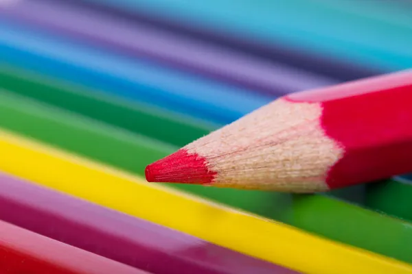 Lápiz rojo sobre lápices de colores —  Fotos de Stock