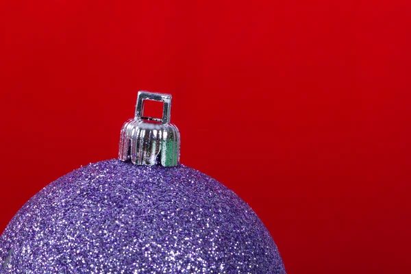 Christmas ball på röd — Stockfoto