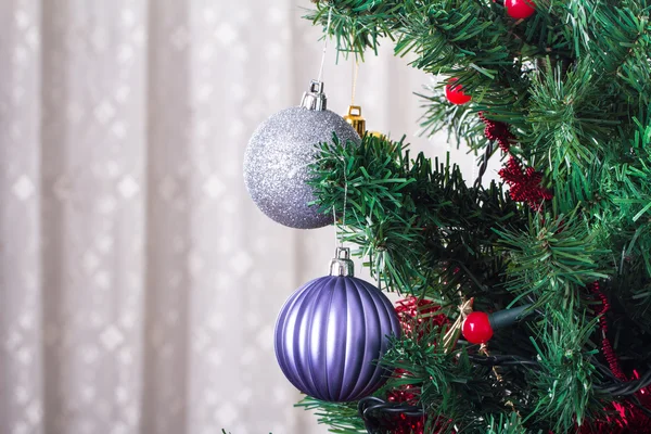 Julprydnader på träd — Stockfoto