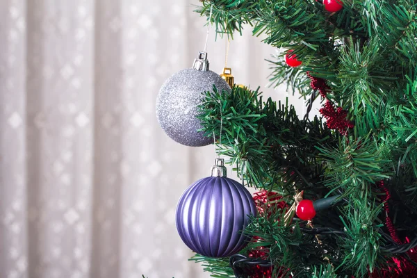 Kerst ornamenten op boom — Stockfoto