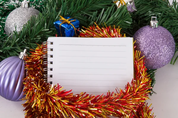 Weihnachtsschmuck mit Notizbuch — Stockfoto