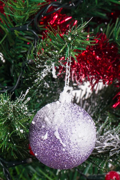 Kerst ornamenten met sneeuw — Stockfoto