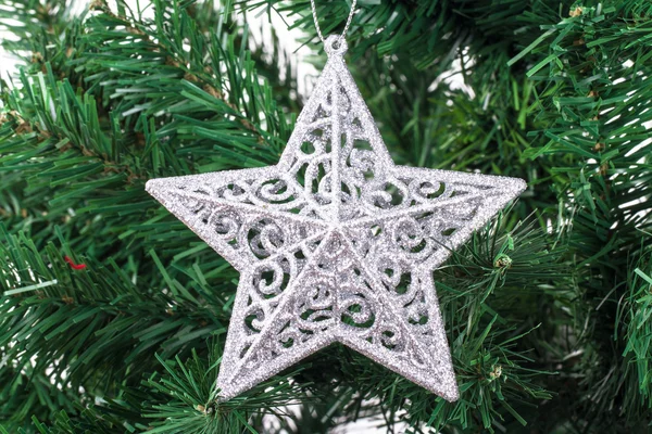 Kerstboom met star ornament — Stockfoto