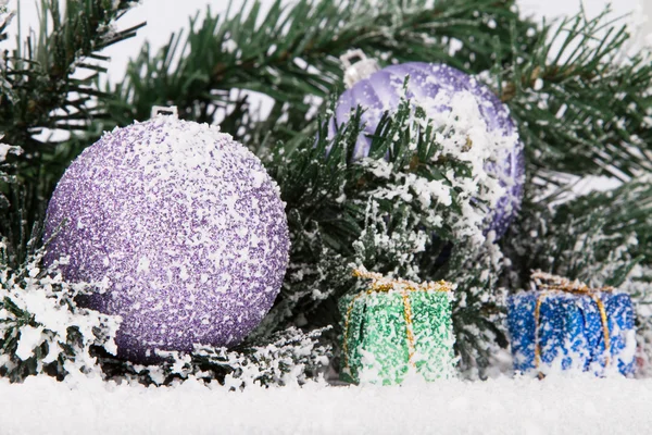 Ornamenti di Natale nevosi — Foto Stock