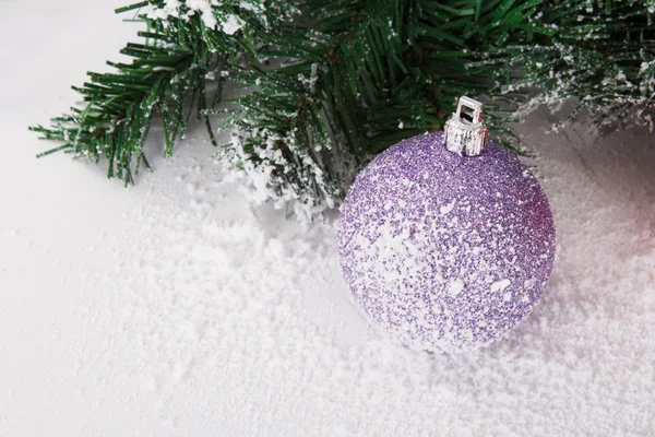 Besneeuwde Kerst ornamenten — Stockfoto