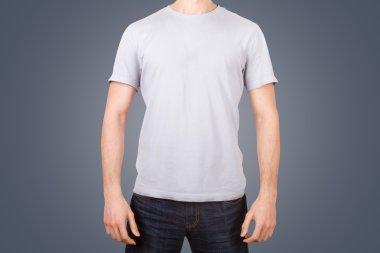 genç adam üzerinde beyaz tshirt