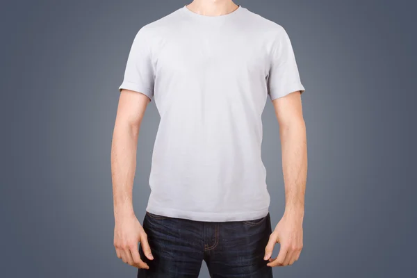 T-shirt blanc sur jeune homme — Photo