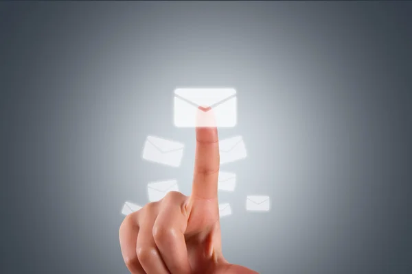 Rukou prst dotýká moderní Email tlačítko — Stock fotografie