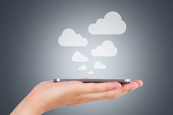 Mano tenendo Smart Phone con icone Cloud — Foto Stock