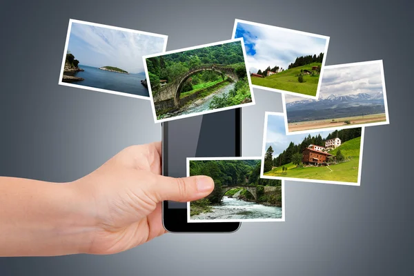 Mão na tela digital com fotografias naturais — Fotografia de Stock