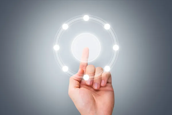 Erkek el dijital ekran arayüzü üzerinde modern düğmesine basarak