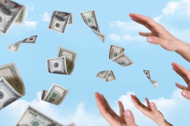 genç erkek ellerine düşen Doları banknot