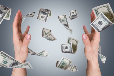 genç erkek ellerine düşen Doları banknot