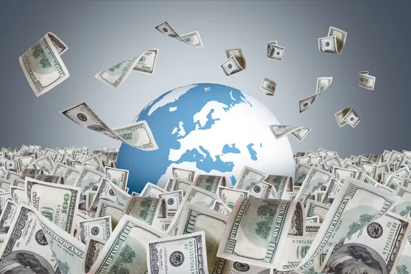 Billetes de dólar cayendo en la granja de dinero y alrededor de la Tierra — Foto de Stock