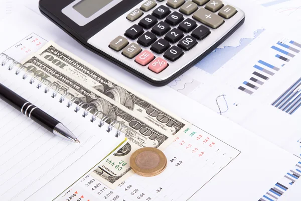 Financiële diagrammen en grafieken op zakelijke tafel — Stockfoto