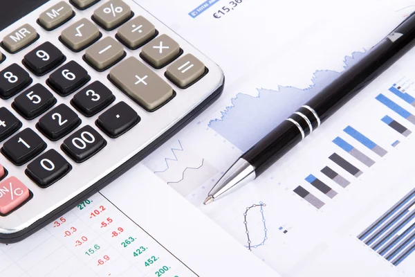 Finansiella diagram och grafer på business bord — Stockfoto