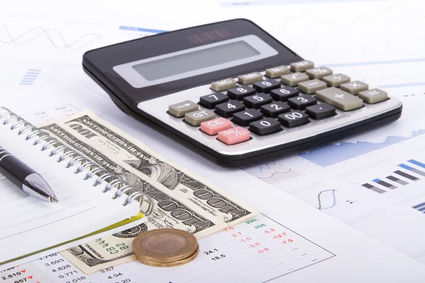 Financiële diagrammen en grafieken op zakelijke tafel — Stockfoto