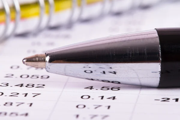 Caneta sobre Dados Financeiros — Fotografia de Stock