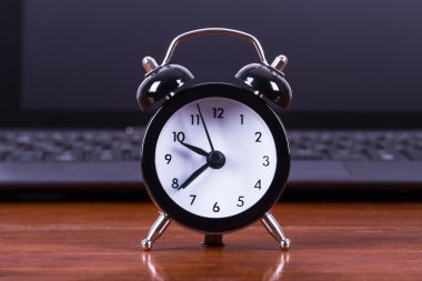 Alarm saati ve dizüstü bilgisayar