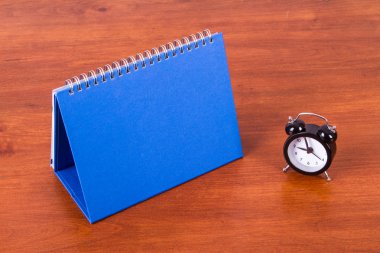 masa takvimi ve çalar saat