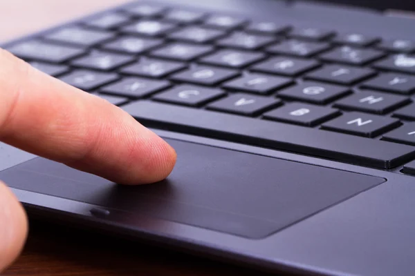 Vinger op het touchpad — Stockfoto