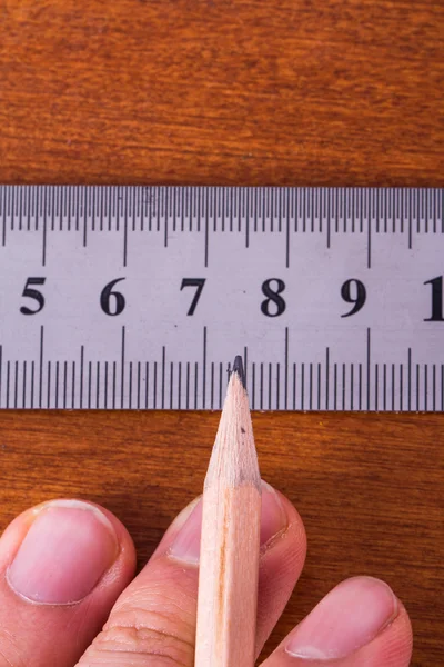 Hand hält Bleistift und Lineal — Stockfoto