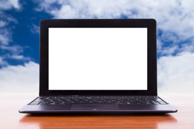 Tablet PC ile bulutlu arka plan