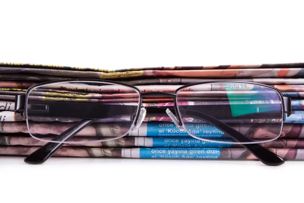 Газеты и очки для глаз — стоковое фото