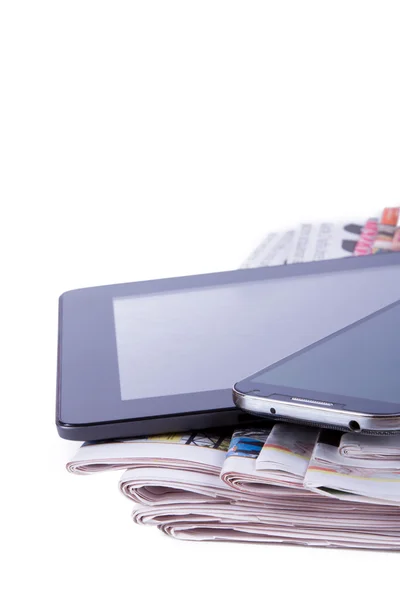 Kranten, Tablet PC- en mobiele telefoon — Stockfoto