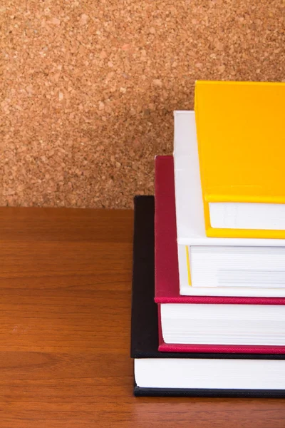 Stapel boeken met kurk boord — Stockfoto