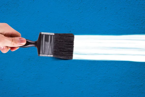 Mavi duvar boyama el — Stok fotoğraf