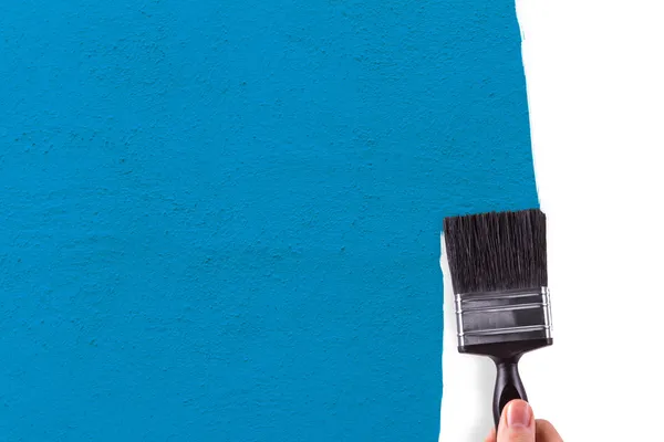 Mão pintura parede branca com azul — Fotografia de Stock