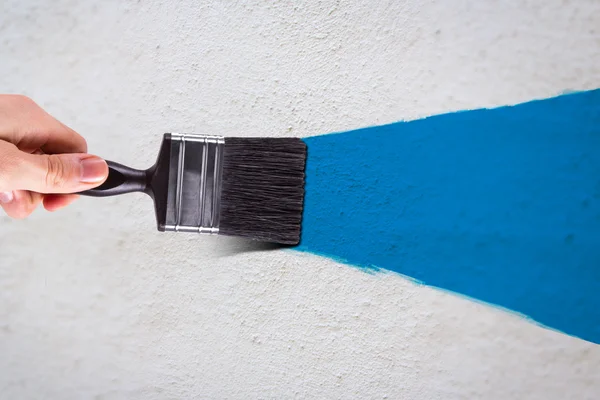 Hand måla vit vägg — Stockfoto