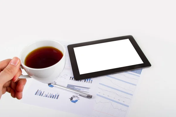 Tablet, tè sui grafici finanziari — Foto Stock