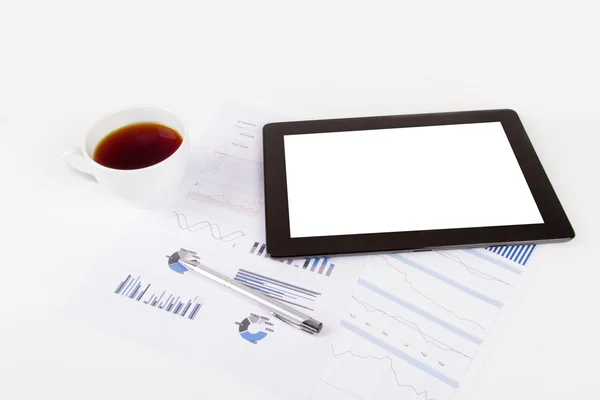 Tablette, Tee auf Finanzdiagrammen — Stockfoto