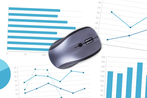 Комп'ютерна миша з фінансовими графіками — стокове фото
