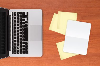 Laptop ve boş yapışkanlı notlar